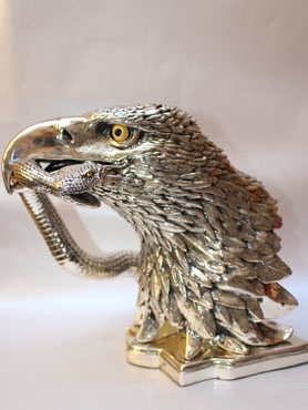 CABEZA DE ÁGUILA CON SERPIENTE EN ARTESANIAS DE PLATA 