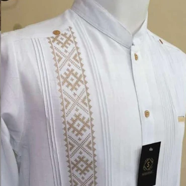 GUAYABERA BLANCA CON FRANJA CAFÉ