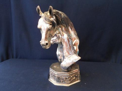 YEGUA CON CRÍA EN ARTESANÍAS DE PLATA