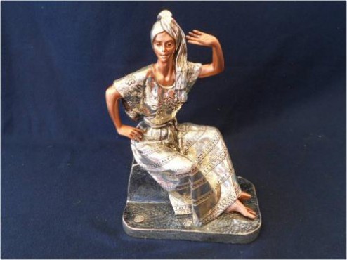DAMA SENTADA ARTESANÍAS DE PLATA