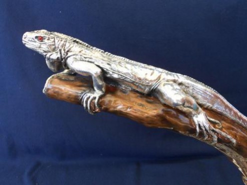 IGUANA EN TRONCO ARTESANÍAS DE PLATA