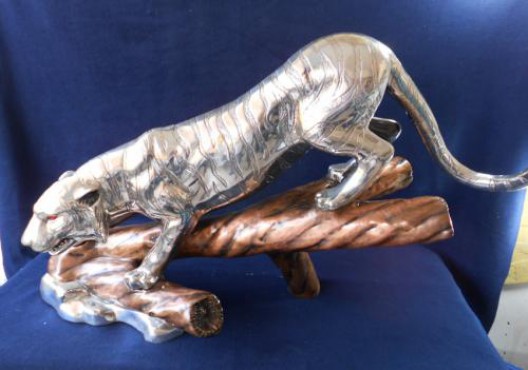 JAGUAR EN UN  TRONCO GRANDE ARTESANÍAS EN PLATA